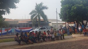 Indígenas piden destitución de intendente de Itanará desde hace días