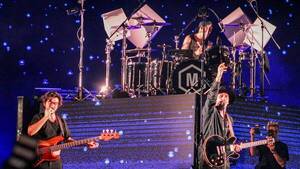 [VIDEO / GALERIA] Morat lo dio todo y hasta uno de sus músicos cayó en pleno show