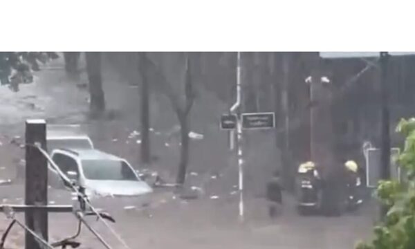 Varios vehículos y personas atrapadas en raudales a causa de las torrenciales lluvias