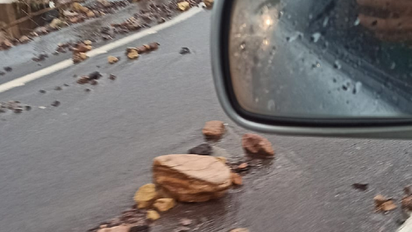 Lluvias arrastran piedras y tierra del cerro Caacupé a la ruta PY02