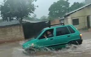 Intensa lluvia dejó bajo agua a Coronel Oviedo