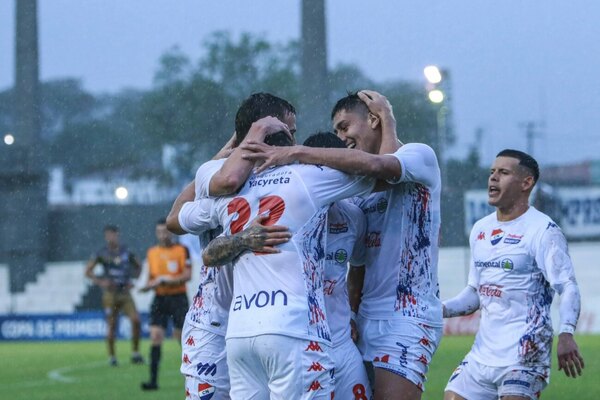 Versus / Con un doblete de Facundo Velazco, Nacional sonrió en la tormenta