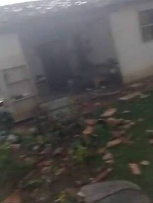 [VIDEO] Llorando muestra cómo quedó su casa luego del tornado