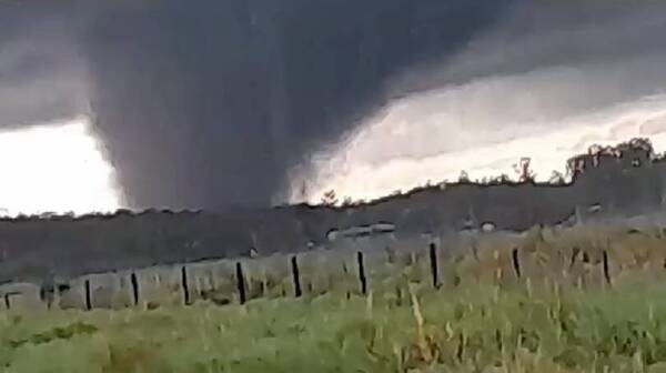 [VIDEO] ¡De terror! Feroz tornado hizo sarambí en Cordillera