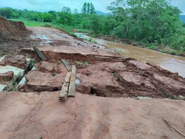 Comunidades rurales de María Antonia y Acahay, aisladas por caída de puentes y desborde de arroyos - Nacionales - ABC Color