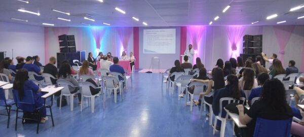 UCP cerró actividades por el Octubre Rosa con una mesa redonda sobre cáncer de mama y cuello uterino