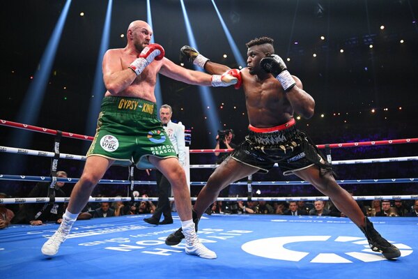Tyson Fury gana por decisión dividida al luchador de MMA Francis Ngannou