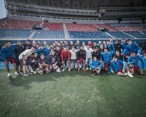 Versus / La visita especial que recibió el plantel de Cerro Porteño antes del Superclásico