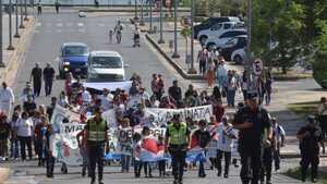 Padres marcharon a favor de la familia en la Costanera de Asunción