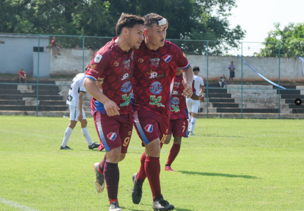 Versus / El clásico del cántaro y la miel es para el Sportivo Iteño