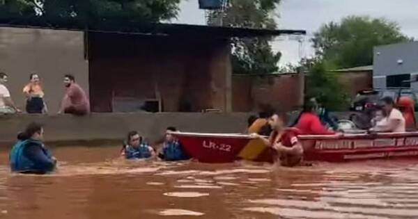 La Nación / Bomberos evacuaron a unas 200 familias por inundación en diferentes barrios de CDE