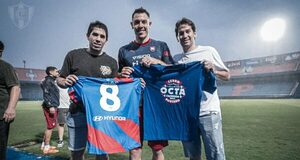 Versus / Cerro Porteño: Los "Dueños del Futsal" visitaron al plantel principal antes del Superclásico