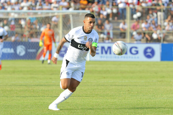 Versus / Olimpia sale ante Cerro Porteño con Ale Silva de lateral y Derlis en punta