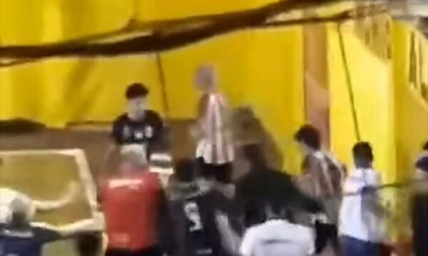 Feroz moquete se dio en final de futsal en Mallorquín