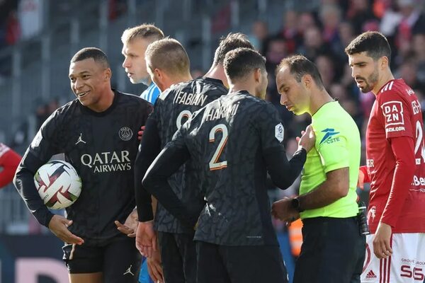 El VAR rescata al PSG - Fútbol Internacional - ABC Color