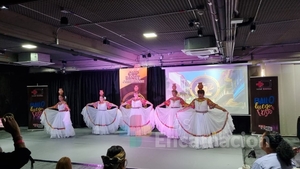 El ballet folclórico de adultos Che La Reina triunfa en Colombia
