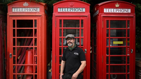 Restauran legendarias cabinas telefónicas británicas para cafés o bibliotecas