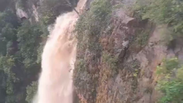 Guairá: La intensa lluvia provocó una sorprendente catarata en el Salto Suizo