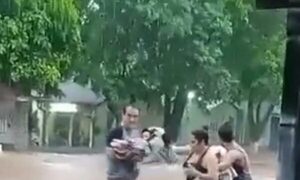 Valiente hombre rescata a un bebé durante temporal en Caaguazú