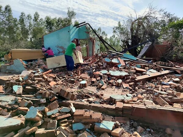 Mbokajaty del Yhaguy: familias afectadas por fuerte temporal claman por ayuda - Nacionales - ABC Color