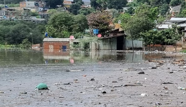 Evacuan a 60 familias de barrios inundados de CDE