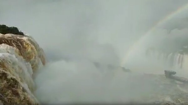 Debido a crecida del agua, cierran pasarela de las cataratas del Iguazú, lado brasileño