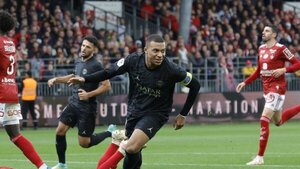 El VAR y Mbappé rescatan al PSG