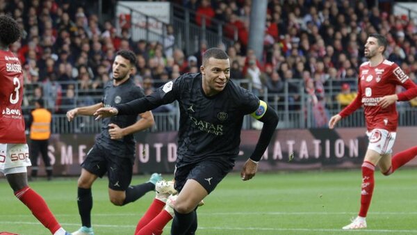 El VAR y Mbappé rescatan al PSG