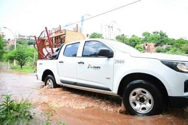 Unas 60 familias de dos barrios inundados de CDE fueron evacuadas por brigadas de Itaipu