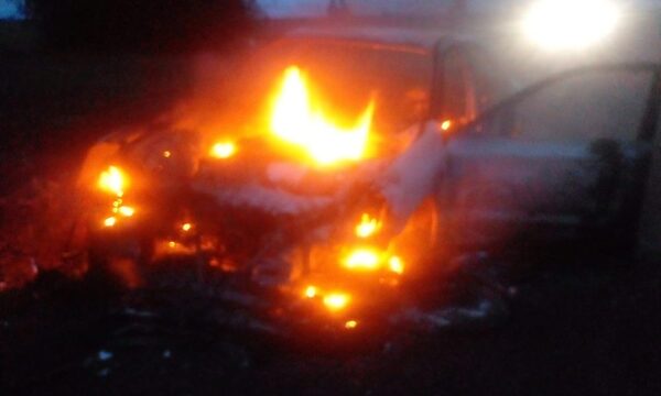 Vehículo se incendia por completo