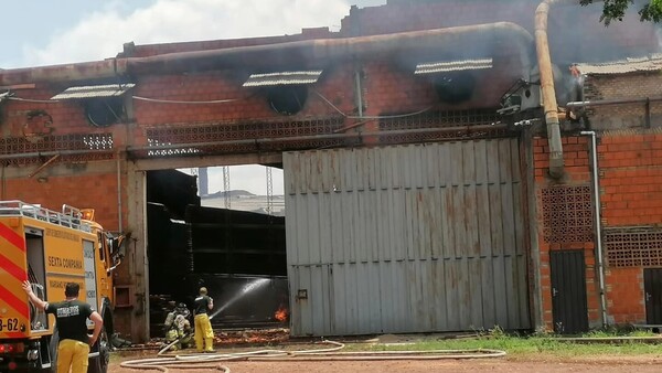 Incendio afecta a fábrica de parquet en Limpio