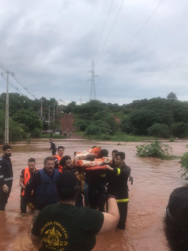 Bomberos evacuaron a unas 200 familias afectadas por inundaciones en Ciudad del Este - ADN Digital