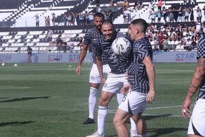 Versus / Antolín Alcaraz, en el banco de Olimpia para el último partido de su carrera