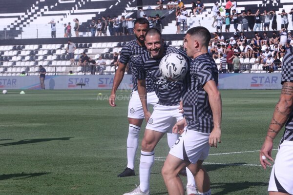 Versus / Antolín Alcaraz, en el banco de Olimpia para el último partido de su carrera