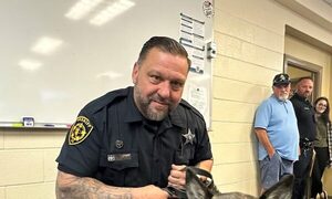 (VIDEO). Despiden a perrita policía que se retira de su laburo por cáncer terminal