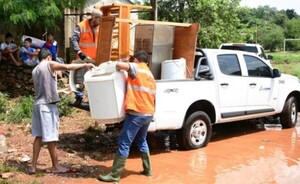 Evacúan a 60 familias de dos barrios de Ciudad del Este