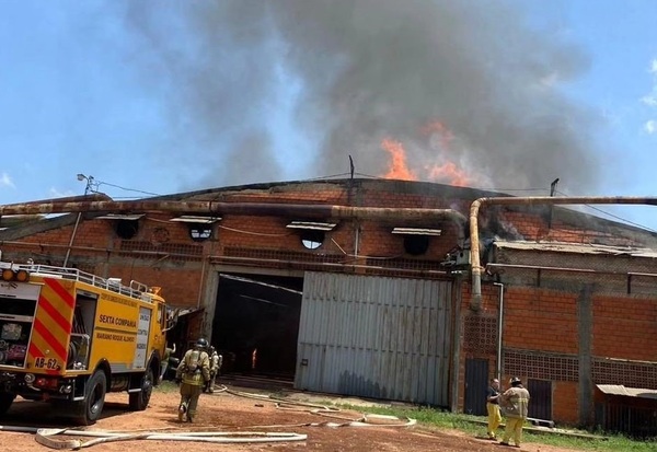 Diario HOY | Fábrica de pisos de parquet fue consumida por un incendio en Limpio