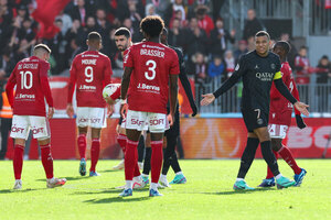 Versus / Mbappé explica su enfrentamiento con hinchas del Brest por defender a un compañero