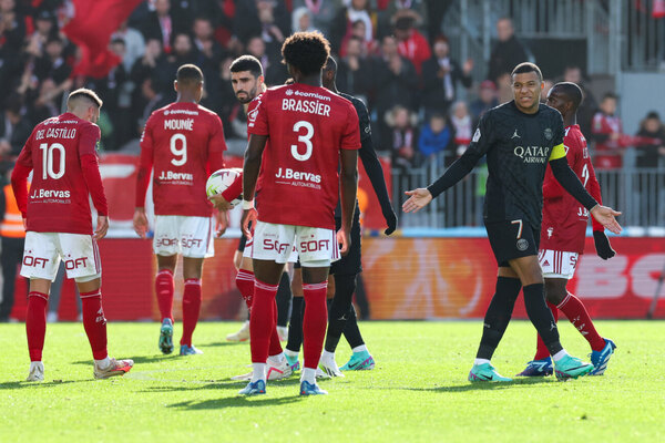 Versus / Mbappé explica su enfrentamiento con hinchas del Brest por defender a un compañero