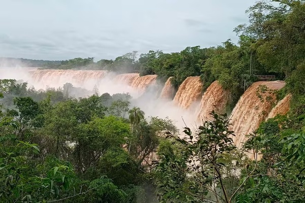 Impresionante crecida de la Cataratas de Iguazú | OnLivePy