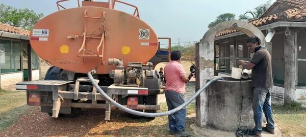 Ante fracaso del acueducto, MOPC sigue acarreando agua en camiones para los chaqueños - Economía - ABC Color