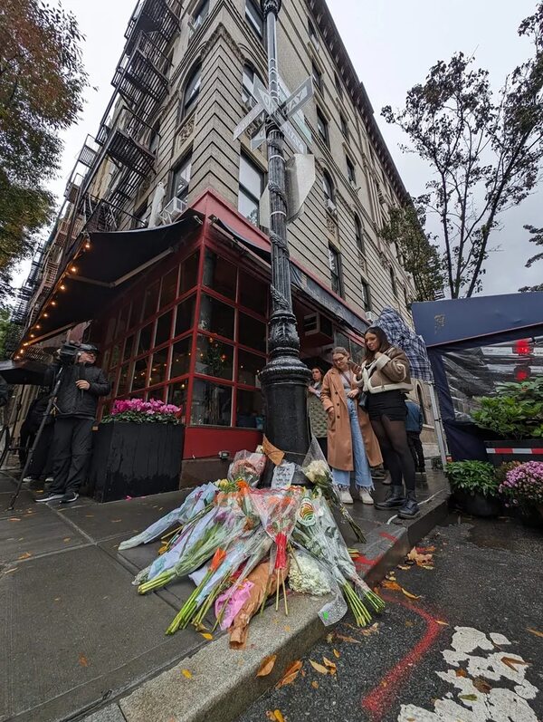 Fans dejan flores a los pies de la fachada de “Friends” para despedirse de Matthew Perry - Gente - ABC Color