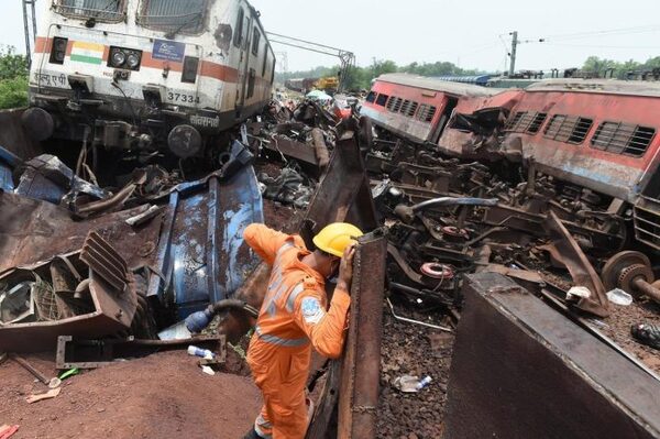 Ascienden a 13 los muertos por el choque de dos trenes en India - El Independiente