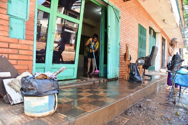 Raudales causaron estragos en calles céntricas de Luque •