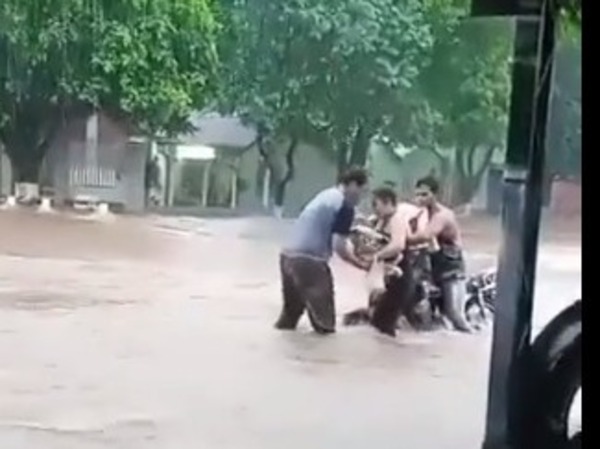 Fuertes lluvias dejan 30.000 damnificados en Coronel Oviedo | 1000 Noticias