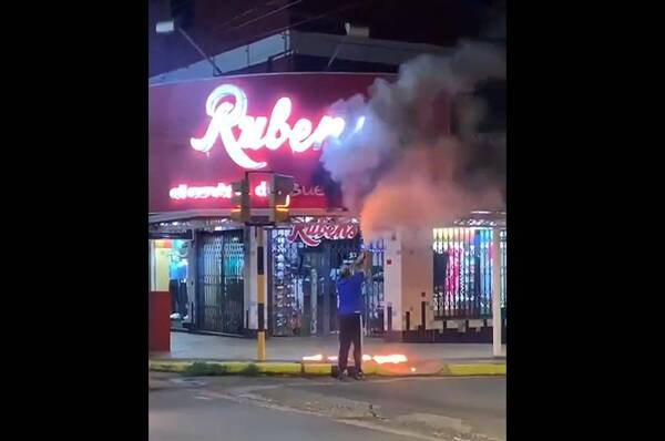 [VIDEO] Filman como héroe anónimo evitó una tragedia en local comercial