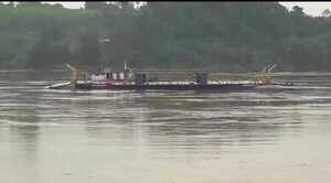 Remolcador a la deriva en el río Paraná