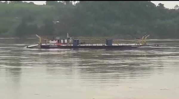 Remolcador a la deriva en el río Paraná