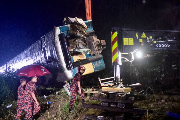 Accidente de trenes en India deja 13 víctimas