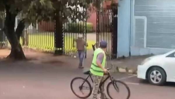 ¡Ndetavyonde! Custodio le metió plomo a un cuidacoches y todo quedó filmado